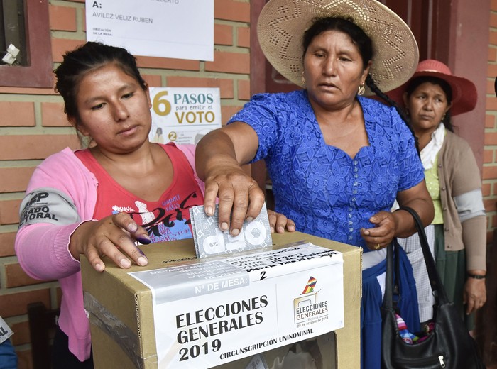Una mujer aymara emite su voto durante las elecciones presidenciales en Villa 14 de Septiembre, Chapare, departamento de Cochabamba, Bolivia, el 20 de octubre de 2019. · Foto: Aizar Raldes, AFP