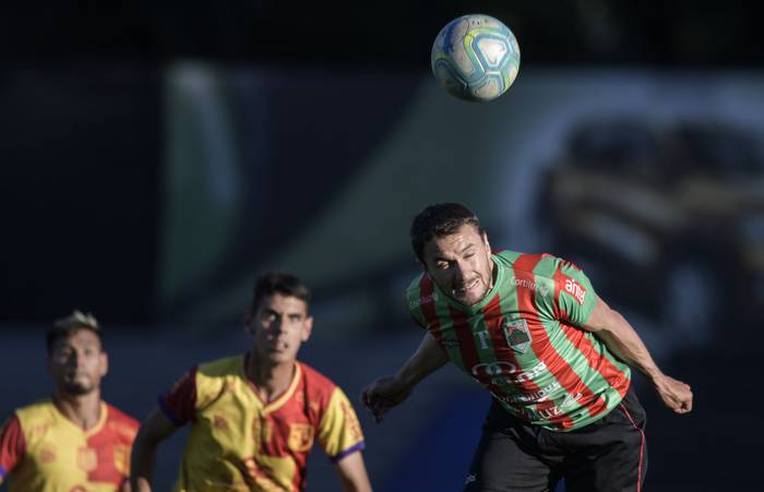 Gonzalo Barreto, de Rampla Juniors, durante el partido con Villa Española, ayer, en el estadio Charrúa.  · Foto: .