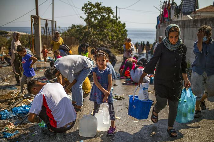 Campamento temporal de migrantes en la isla griega de Lesbos, después de que el campamento de Moria fuera destruido por un incendio la noche del 8 de septiembre.  · Foto: Angelos Tzortzinis, AFP