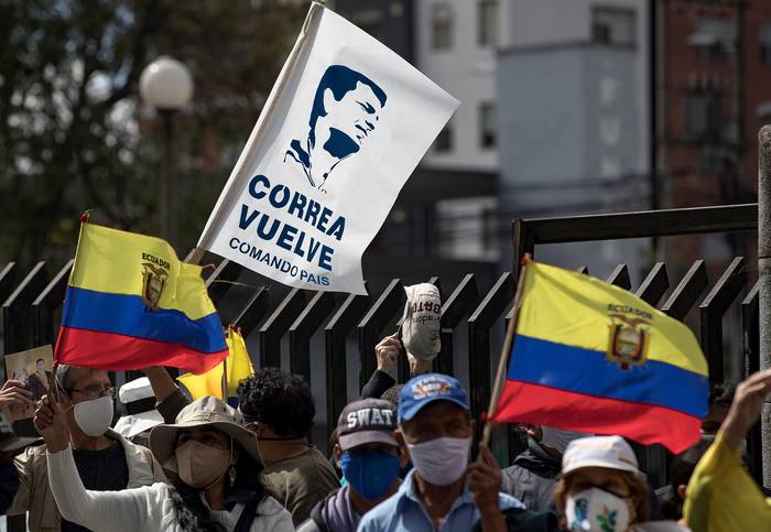 Simpatizantes del expresidente ecuatoriano Rafael Correa, protestan frente la Corte Nacional de Justicia, ayer, en Quito, Ecuador. · Foto: José Jácome, Efe