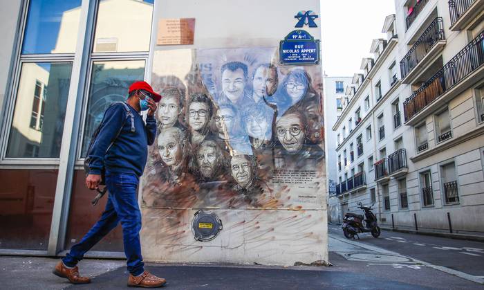 Mural donde se ven las caras de los trabajadores de la revista satírica Charlie Hebdo que fueron asesinados en un atentado, y que se encuentra en la antigua sede de la redacción en París, Francia.
 · Foto: Mohammed Badra, EFE