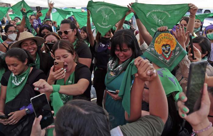 Festejos por la ley que despenaliza la interrupción voluntaria del embarazo, el 17 de mayo, en Chilpancingo, estado de Guerrero, México (archivo, mayo de 2022). · Foto: José Luis de la Cruz, EFE