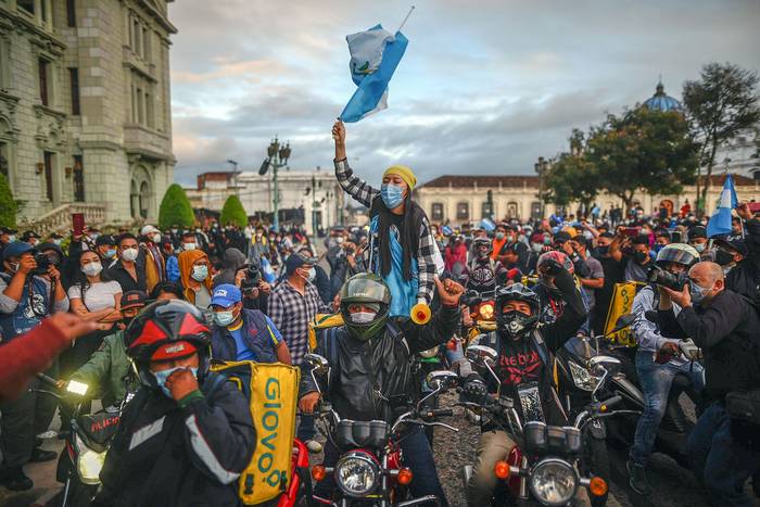 Manifestantes protestan el domingo, en Ciudad de Guatemala.
 · Foto: Edwin Bercían, EFE