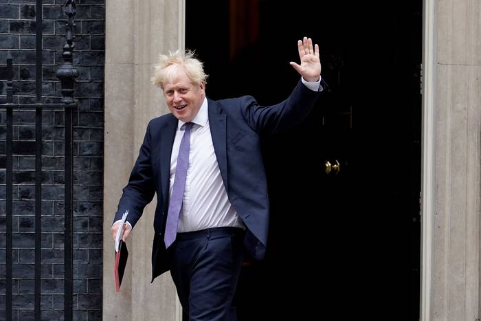 Boris Johnson, primer ministro británico, deja el número 10 de Downing Street para asistir a una reunión de gabinete en la Oficina de Relaciones Exteriores, ayer, en el centro de Londres.
 · Foto: Will Oliver, EFE