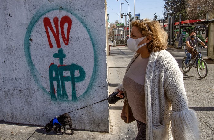 Graffiti contra la Administración de Fondos de Pensiones (AFP), el 15 de julio, en Santiago. · Foto: Martín Bernetti, AFP