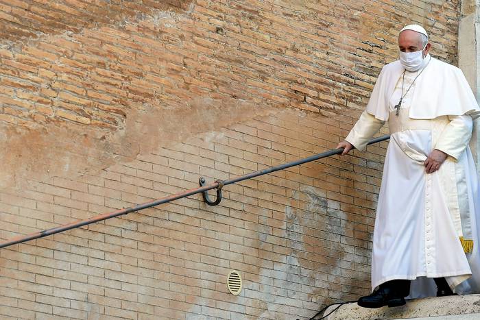 El Papa Francisco, el miércoles, en la Basílica de Santa María en Araceli antes de una ceremonia interreligiosa por la paz. · Foto: Vaticano, EFE