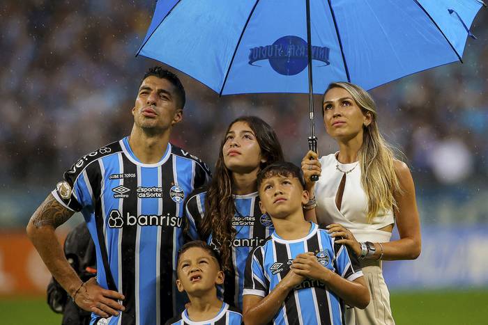 Luis Suárez y su familia ven un video en su honor al final del partido entre Gremio y Vasco da Gama, el domingo, en el estadio Arena do Gremio, en Porto Alegre, Brasil. · Foto: Silvio Avila/ AFP