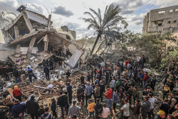 Edificios destruidos tras un bombardeo israelí, el 14 de diciembre de 2023 ,en Rafah, en el sur de la Franja de Gaza. · Foto: Mahmud Hams