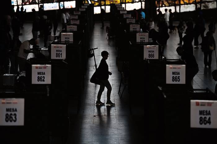 Circuito de votación, el 17 de diciembre, en Santiago. · Foto: Pablo Vera, AFP