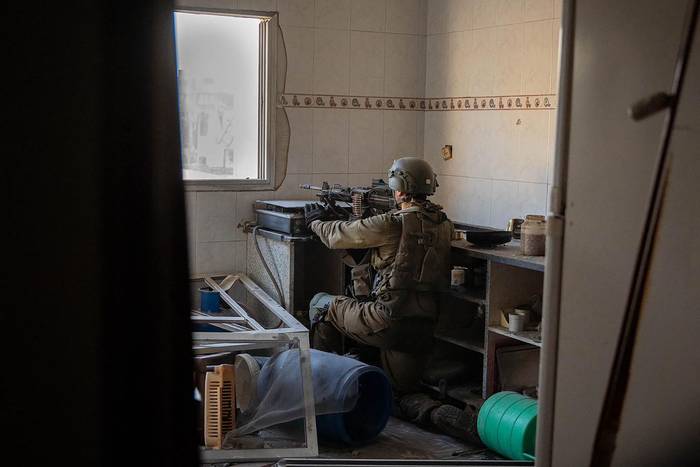 Soldado israelí tomando posición durante las operaciones, el 18 de diciembre de 2023, en la Franja de Gaza. · Foto: AFP