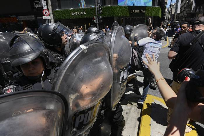Policías antidisturbios y manifestantes contra el decreto de emergencia del presidente Javier Milei en Buenos Aires el 27 de diciembre de 2023. · Foto: Luis Robayo, AFP