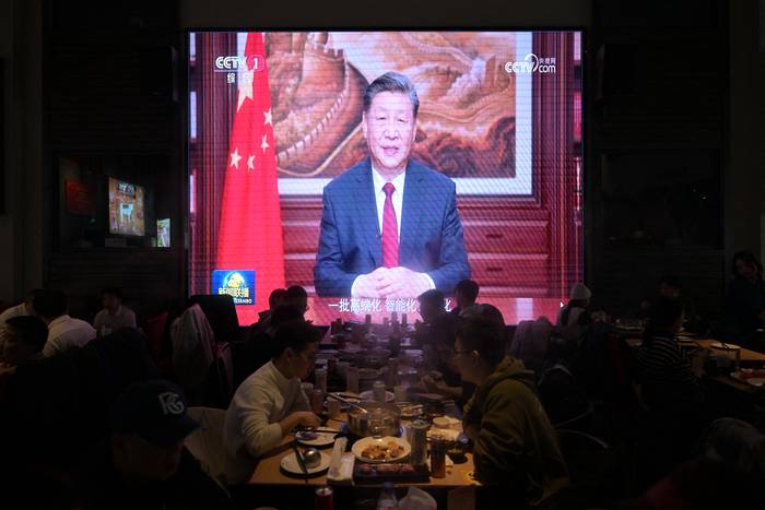 Restaurante de Pekín durante el discurso de año nuevo del presidente chino, Xi Jinping, el 31 de diciembre. · Foto: Pedro Pardo, AFP