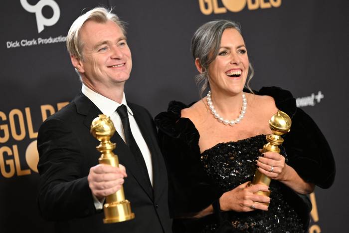 Christopher Nolan y su esposa, Emma Thomas, durante la edición anual de los Globos de Oro, el 7 de enero de 2024. · Foto: Robyn Beck, AFP