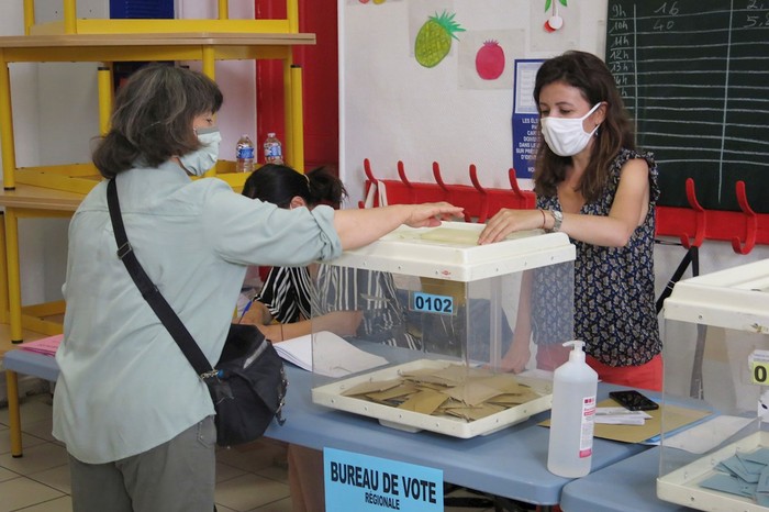 Una electora deposita su voto en un colegio electoral en Marsella, Francia, durante la segunda vuelta de las elecciones regionales francesas (27/06/2021). · Foto: Rafael Cañas, Efe