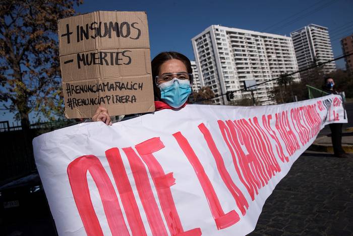 Protestas contra la gestión ante la pandemia por parte del gobierno de Sebastián Piñera, ayer, en la comuna de San Miguel, en Santiago de Chile. 
 · Foto: Alberto Valdes, EFE