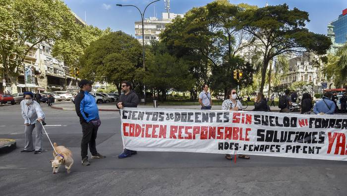 Movilización de ADES  frente al edificio central del CODICEN (archivo, abril de 2020). · Foto: Federico Gutiérrez