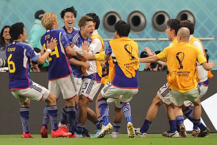 Ritsu Doan (C), de Japón, festeja el primer gol de su selección, el 23 de noviembre, durante el partido por el grupo E de la Copa Mundial de la FIFA 2022 ante Alemania, en el Estadio Internacional Khalifa en Doha. Foto: Friedemann Vogel, EFE