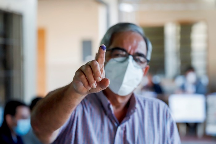 Personas asisten a votar durante las elecciones municipales, en la escuela República de Chile, en Asunción (Paraguay). · Foto: Nathalia Aguilar, EFE