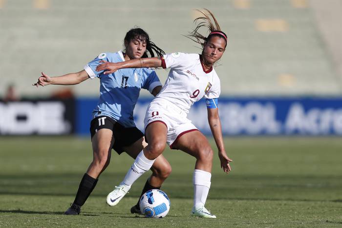 Cecilia Gómez de Uruguay disputa un balón con Deyna Castellanos de Venezuela, en el partido del grupo B de la Copa América Femenina en el estadio Centenario en Armenia (Colombia). · Foto: Ernesto Guzmán Jr / EFE