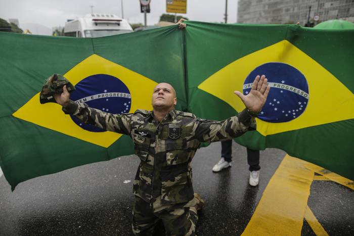 Protesta de seguidores del presidente Jair Bolsonaro por el resultado de las elecciones, frente al Comando Militar del Este, en Río de Janeiro (Brasil) (02.11.2022). · Foto:  Antonio Lacerda, Efe