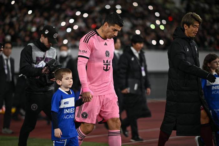 Luis Suárez , al comienzo del partido amistoso de fútbol entre el Inter Miami y el Vissel Kobe de la J-League de Japón, el 7 de febrero en  el Estadio Nacional de Tokio. · Foto: AFP