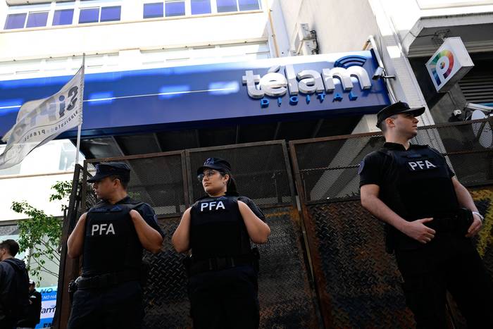 Miembros de la Policía Federal Argentina custodian la sede de la agencia estatal de noticias Telam, el 4 de marzo, en Buenos Aires. · Foto: Luis Robayo, AFP
