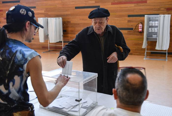 Votación en Ochandiano, el 21 de abril, durante las elecciones autonómicas vascas. · Foto: Ander Gillenea, AFP