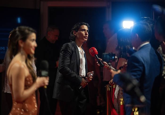 Enzo Vogrincic recibe su premio al Mejor actor masculino por _La Sociedad de la nieve_, el 20 de abril, en la ceremonia de los Premios Platino del Cine Iberoamericano, en Playa del Carmen, México. · Foto: Carl de Souza, AFP
