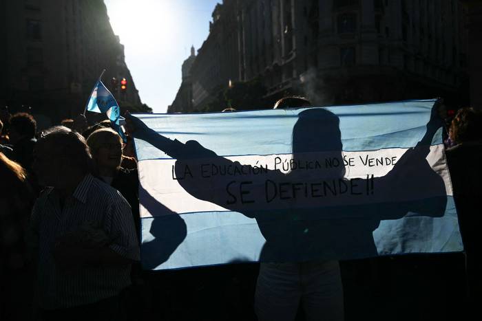Marcha de protesta por el ajuste presupuestario a las universidades públicas, el 23 de abril, en Buenos Aires. · Foto: Luis Robayo, AFP