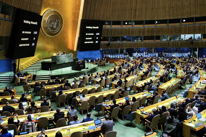 Votación sobre una resolución para que el Consejo de Seguridad de la ONU reconsidere y apoye la membresía plena de Palestina en las Naciones Unidas, el 10 de mayo, durante una sesión especial de la Asamblea General de la ONU, en Nueva York. · Foto: Charly Triballeau, AFP