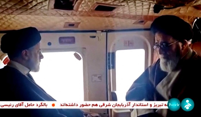 Presidente de Irán, Ebrahim Raisi (izq.), con un miembro no identificado de su delegación a bordo de un helicóptero en la región de Jolfa, en la provincia occidental de Azerbaiyán Oriental. Captura de un video publicado por la cadena de televisión estatal iraní IRINN, el 19 de mayo de 2024.
Foto: IRINN, AFP