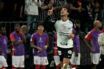 Gustavo Henrique, de Corinthians, celebra tras marcar el segundo gol de su equipo ante Independiente Santa Fe, el 15 de abril, en el estadio Neo Química Arena, en San Pablo. · Foto: Nelson Almeida, AFP