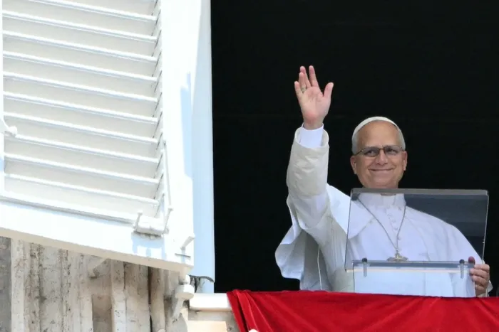 El papa León XIV desde la ventana del Palacio Apostólico, el 2 de agosto, durante el rezo del Ángelus, en el Vaticano. · Foto: Alberto Pizzoli, AFP