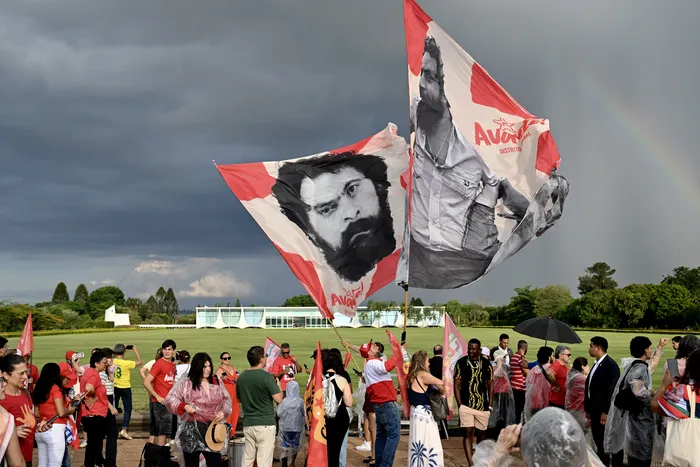 Militantes de Luiz Inácio Lula da Silva, el 27 de octubre, frente al Palacio de la Alvorada. · Foto: Evaristo Sa, AFP