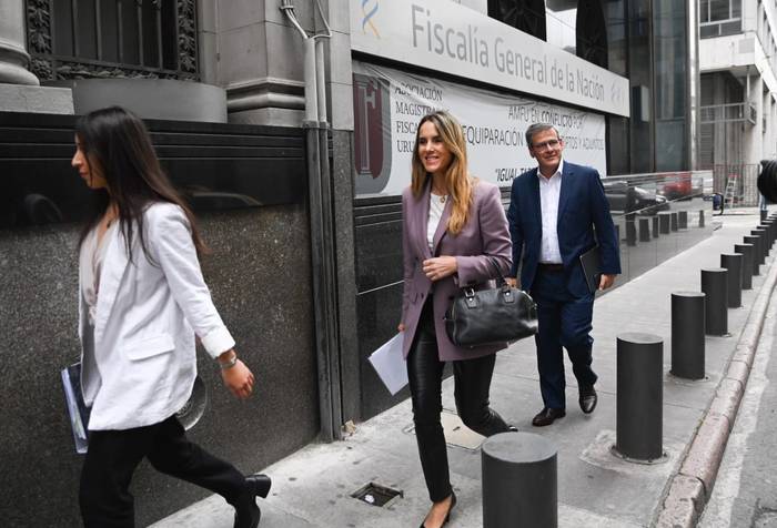 Florencia Mazzei, Carolina Ache y Jorge Díaz, a la llegada a la Fiscalía General de la Nación, el 1 de noviembre, en Montevideo. · Foto: Mara Quintero