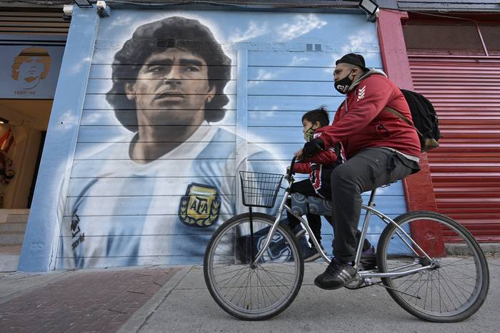 Mural pintado por el artista Marley, afuera del estadio Diego Armando Maradona, el 22 de junio de 2021, en Buenos Aires. · Foto: Juan Mabromata,  AFP