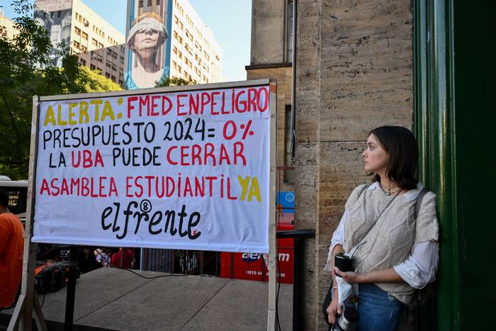 Cartel de protesta contra las recientes medidas económicas de Javier Milei, el 17 de abril, en la Facultad de Medicina de la Universidad de Buenos Aires. · Foto: Luis Robayo, AFP