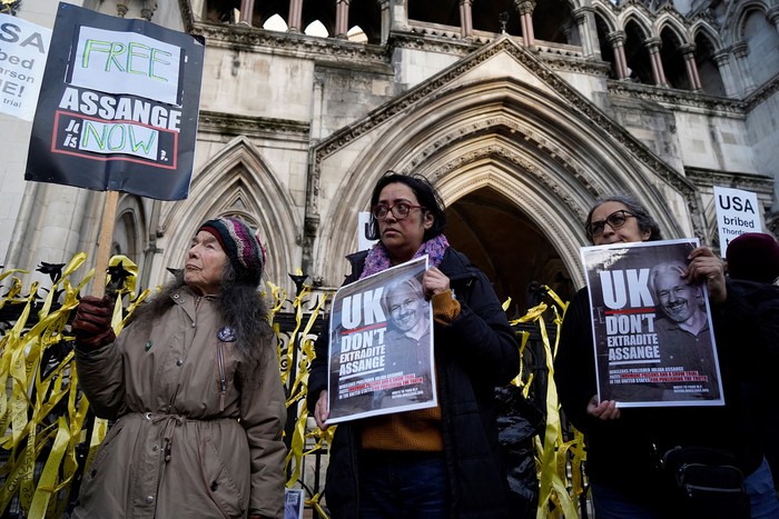 Movilización de partidarios del fundador de WikiLeaks, Julian Assange, frente a los Tribunales Reales de Justicia, el 19 de diciembre, en Londres. · Foto: Niklas Halle'n, AFP