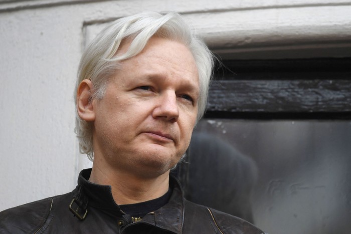 Julian Assange, en la Embajada de Ecuador en Londres (archivo, mayo de 2017). · Foto: Justin Tallis, AFP