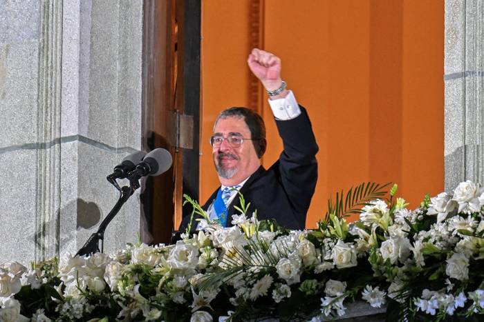 El nuevo presidente Bernardo Arévalo saluda desde el Teatro Nacional después del traspaso de mando. · Foto: Johan Ordonez, AFP
