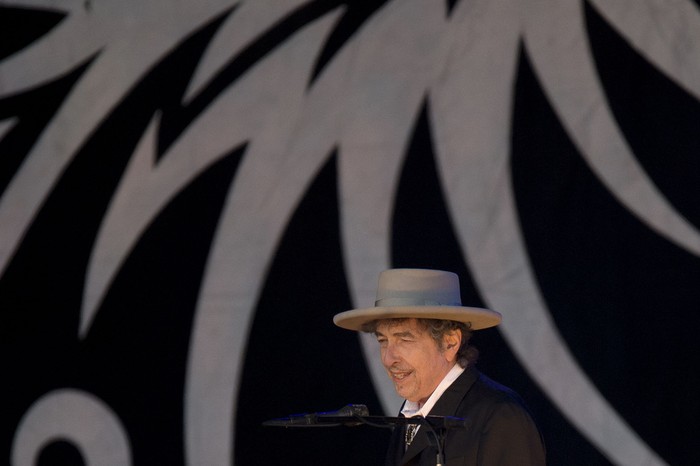 Bob Dylan actuando durante en el festival de música Hop Farm en Paddock Wood, Kent, Reino Unido Dylan (archivo, junio de 2012).
 · Foto: Ben Stansall, AFP