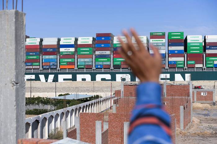 El MV 'Ever Given' con bandera de Panamá, mientras es remolcado en el Canal de Suez de Egipto, el 29 de marzo. Foto: Ahmad Hassan, AFP · Foto: Agustina Medina