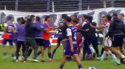 Foto principal del artículo 'Violencia entre los deportistas al finalizar Defensor-River Plate'