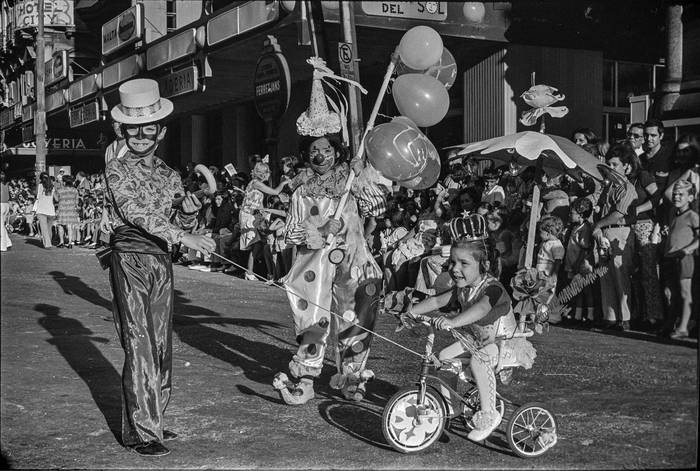 Desfile de Carnaval. Avenida 18 de Julio. Año 1973. Foto: Humberto Pesce, IMO