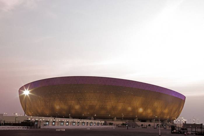 Estadio Lusail, con capacidad para 80.000 personas albergará la final de la Copa del Mundo, en las afueras de Doha, capital de Qatar (archivo, setiembre de 2022). · Foto: Karim Jaafar / AFP