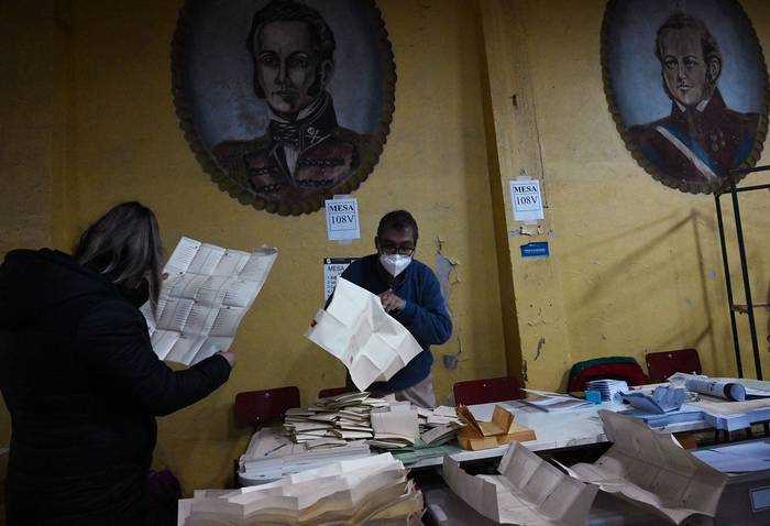 Conteo de votos en una mesa de votación, el 16 de mayo, en Santiago, Chile. · Foto: Rodrigo Arangua, AFP
