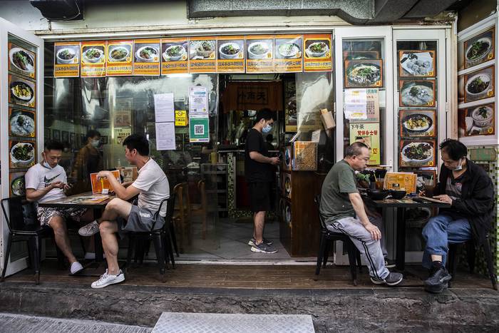 Rrestaurante en Hong Kong, el 14 de abril de 2022. · Foto: Isaac Lawrence, AFP