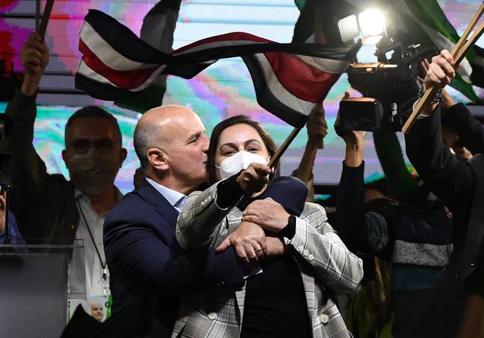 El candidato presidencial José María Figueres, del Partido Liberación Nacional (PLN), y su esposa, Cinthia Berrocal Quirós, en la sede de su campaña luego del cierre de las urnas en San José. · Foto: Luis Acosta, AFP