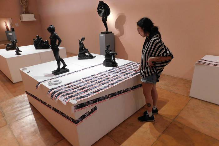 Sabrina Batista, en la intervención en la colección de esculturas Mujeres, en el Museo Colección Nicolás García Uriburu. Foto: Chiara Fraschini Alzamendi