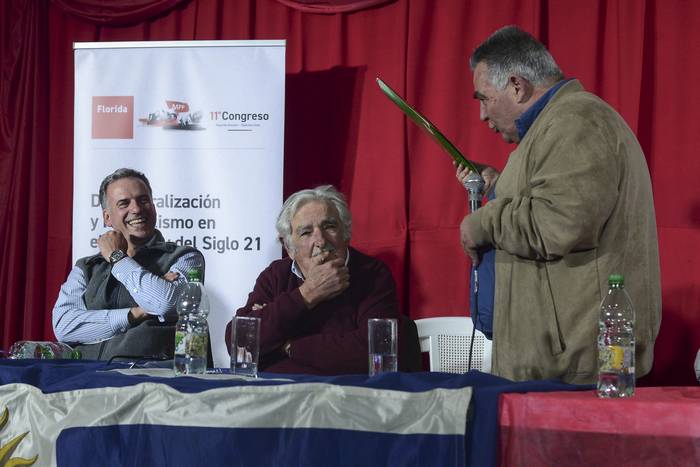 Yamandú Orsi, José Mujica y Carmelo Vidalín en Florida. · Foto: Marcelo Ruiz